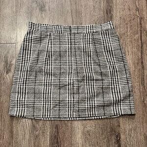 Houndstooth/plaid black and white skirt